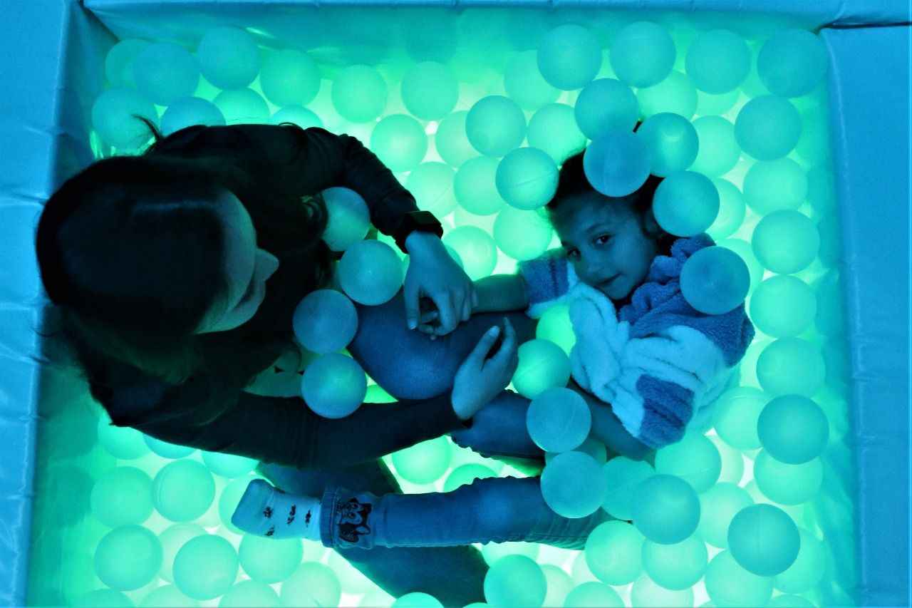 FAMILIEN FINDEN GL�CK IN DEN H�NDEN T�RKISCHER P�DAGOGEN