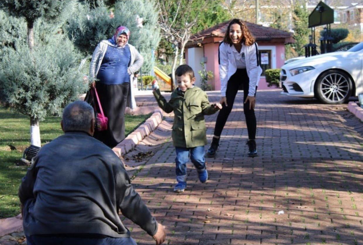 Die ersten Schritte von Fatih BAYRAM, 4 Jahre alt, diagnostiziert mit diffuser Hypothenie